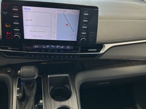 Used 2021 Toyota Sienna Limited image 12