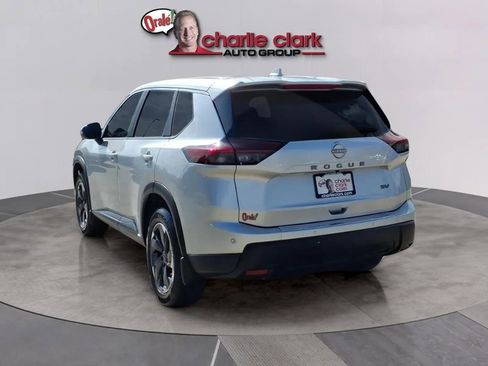 Used 2024 Nissan Rogue SV FWD image 4
