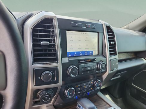 Used 2019 Ford F150 Lariat w/ Trailer Tow Package RWD image 13