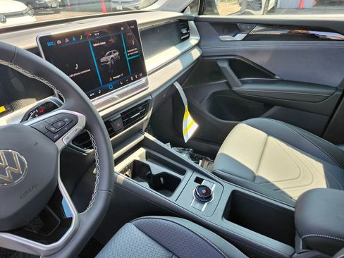 New 2025 Volkswagen Tiguan SE image 9