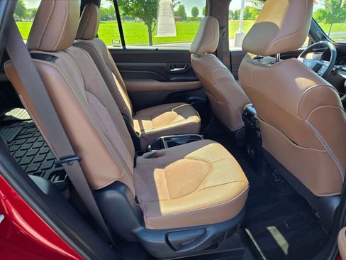 Used 2024 Toyota Grand Highlander AWD Hybrid image 11