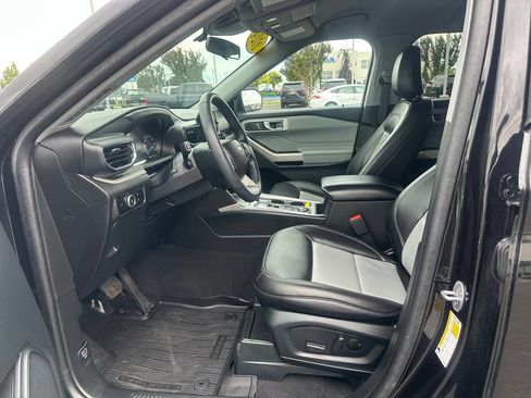 Used 2024 Ford Explorer XLT w/ Equipment Group 202A AWD/4WD image 18