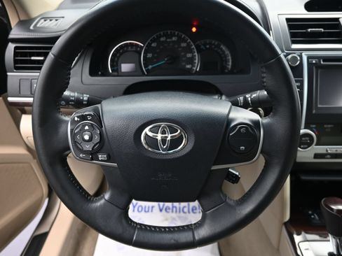 Used 2014 Toyota Camry XLE w/ Leather Package FWD image 11