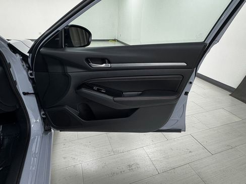 Used 2023 Nissan Altima 2.5 SR w/ SR Premium Package image 13