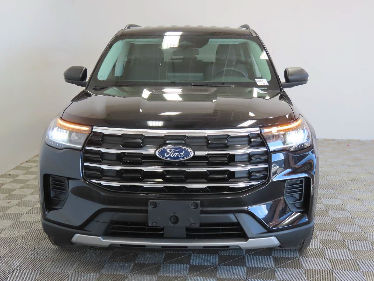 Used 2025 Ford Explorer Active RWD image 2