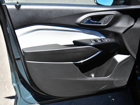 Used 2025 Chevrolet Trax LT FWD image 13