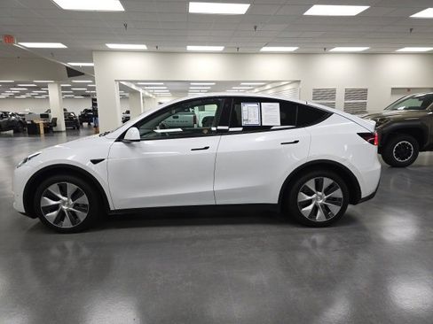 Used 2023 Tesla Model Y Long Range image 3