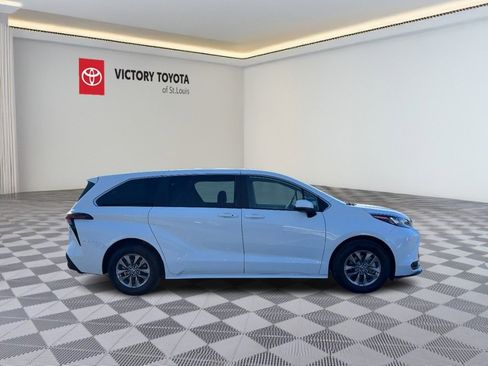 Used 2024 Toyota Sienna LE image 2