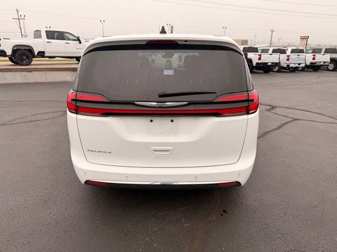 Used 2023 Chrysler Pacifica Touring-L FWD image 4