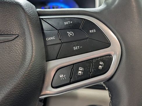 Used 2023 Chrysler Pacifica Touring-L AWD/4WD image 21