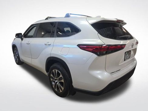 Used 2023 Toyota Highlander XLE AWD/4WD image 6
