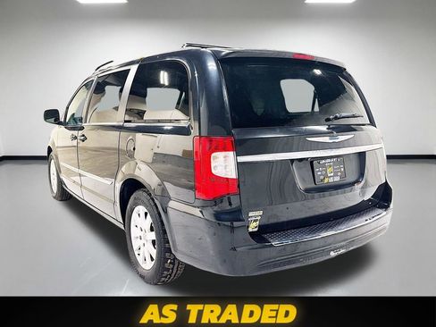 Used 2015 Chrysler Town & Country Touring FWD image 9
