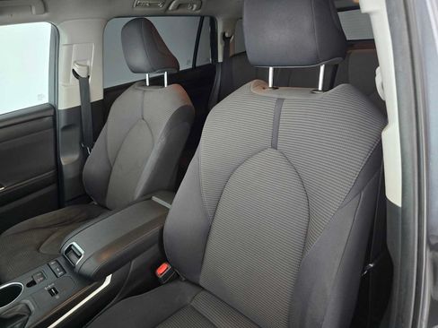 Used 2020 Toyota Highlander L FWD image 22