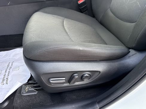 Used 2022 Toyota RAV4 XLE FWD image 12