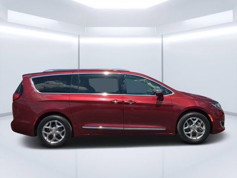 Used 2017 Chrysler Pacifica Limited image 2