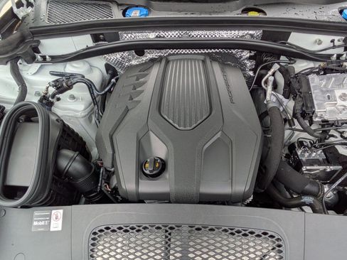 Certified 2025 Porsche Macan AWD/4WD image 27
