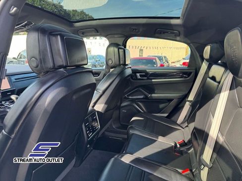 Used 2023 Porsche Cayenne Platinum Edition image 36