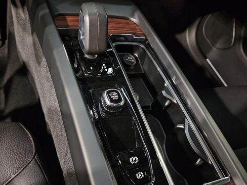 Used 2024 Volvo XC60 B5 Plus image 30