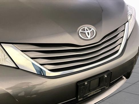 Used 2017 Toyota Sienna XLE w/ XLE Navigation Package AWD/4WD image 32