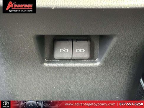 Certified 2023 Toyota Venza XLE AWD/4WD image 15
