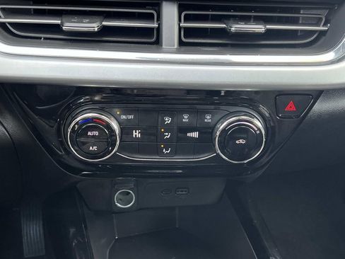 Used 2025 Chevrolet Trax LT image 19