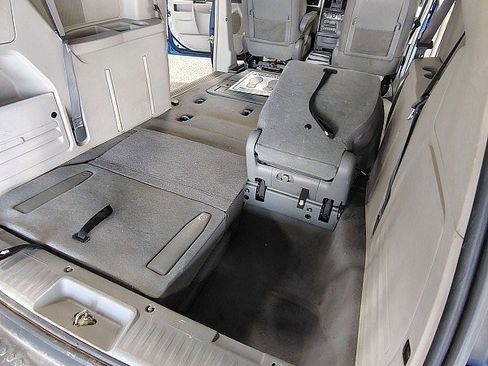 Used 2010 Dodge Grand Caravan SXT w/ Entertainment Group 2 FWD image 16