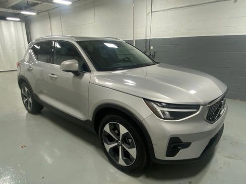 Used 2025 Volvo XC40 B5 Plus image 4