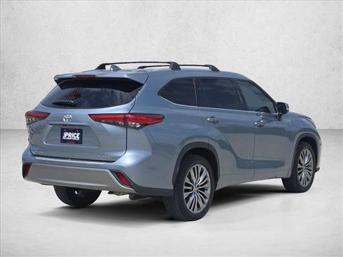 Used 2022 Toyota Highlander Platinum FWD image 4