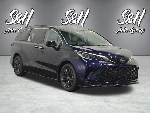 Used 2024 Toyota Sienna XSE w/ XSE Plus Package AWD/4WD image 2