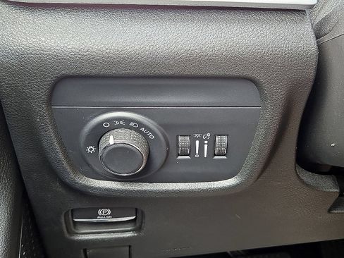 Used 2025 Jeep Grand Cherokee Altitude AWD/4WD image 25