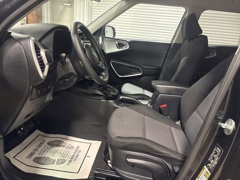 Used 2022 Kia Soul LX image 16