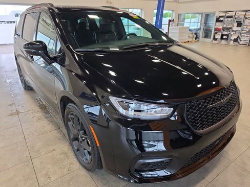 Used 2025 Chrysler Pacifica Limited FWD image 5