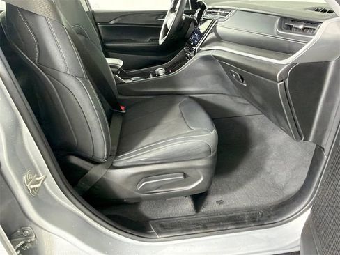 Used 2023 Jeep Grand Cherokee Laredo image 13