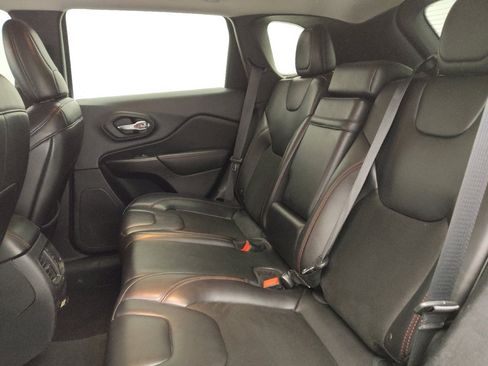 Used 2019 Jeep Cherokee Trailhawk w/ Cold Weather Group AWD/4WD image 18