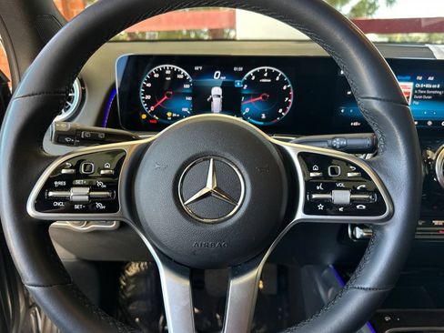 Certified 2022 Mercedes-Benz GLB 250 4MATIC image 28