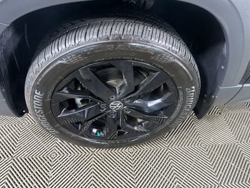 Used 2023 Volkswagen Taos SE w/ Panoramic Sunroof Package image 10