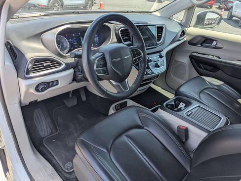 Used 2023 Chrysler Pacifica Touring-L FWD image 24