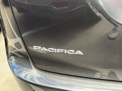 Used 2023 Chrysler Pacifica Touring-L FWD image 14