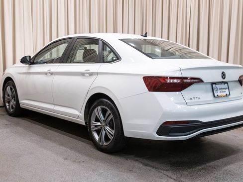 Used 2024 Volkswagen Jetta SE w/ Panoramic Sunroof Package FWD image 5