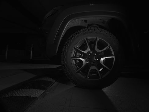 Used 2025 Jeep Compass Trailhawk AWD/4WD image 12