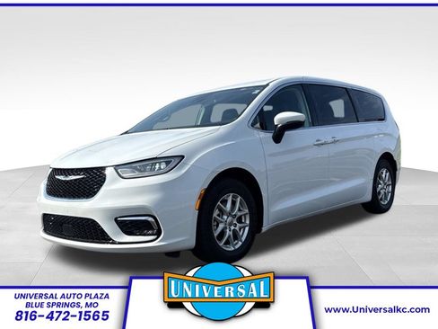 Used 2023 Chrysler Pacifica Touring-L FWD image 1