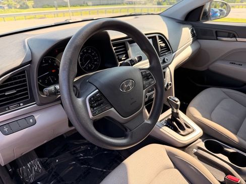 Used 2017 Hyundai Elantra SE FWD image 25