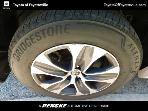 Used 2024 Toyota Highlander XLE image 8