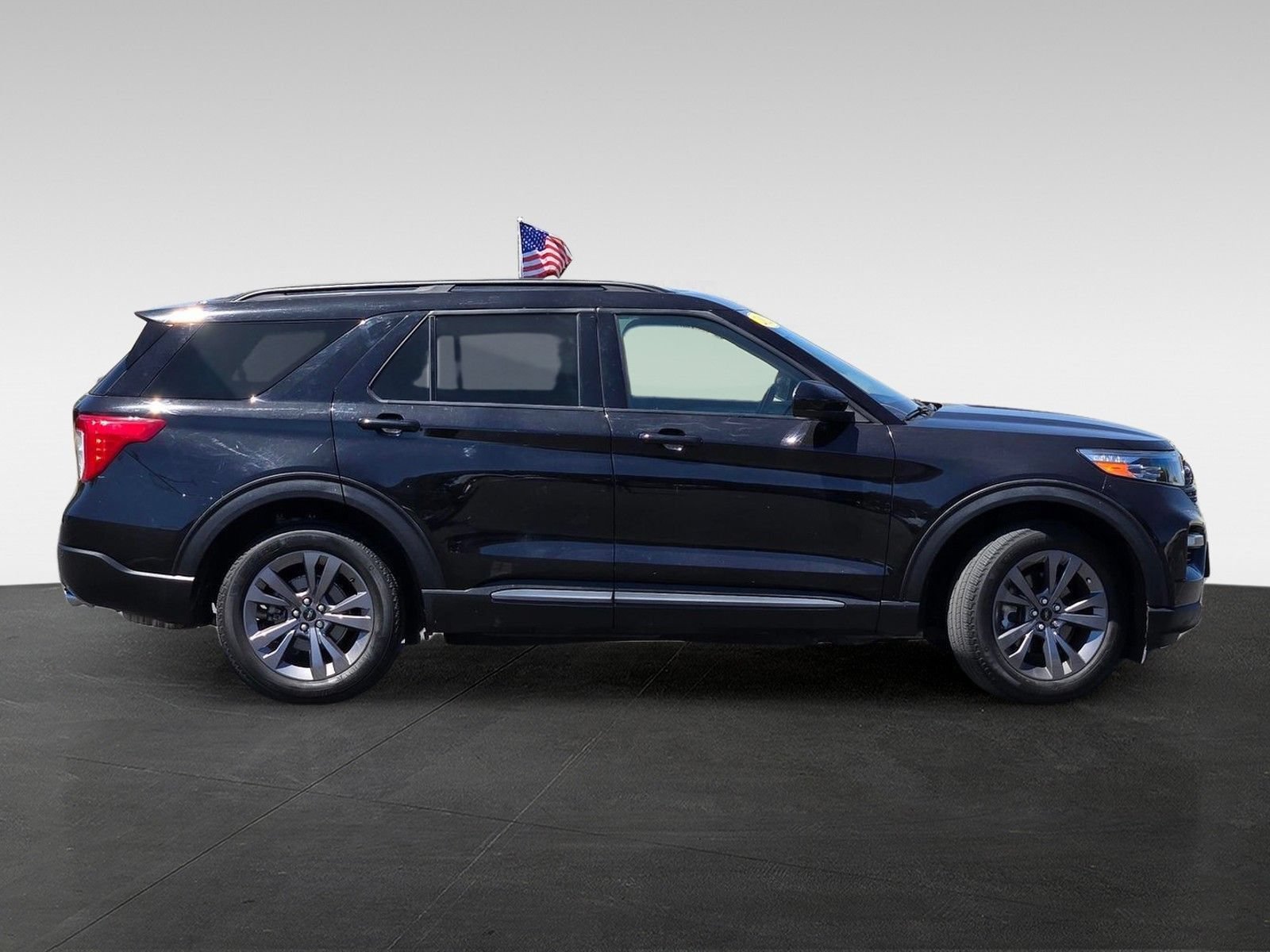 Used 2023 Ford Explorer XLT w/ Equipment Group 202A AWD/4WD image 4