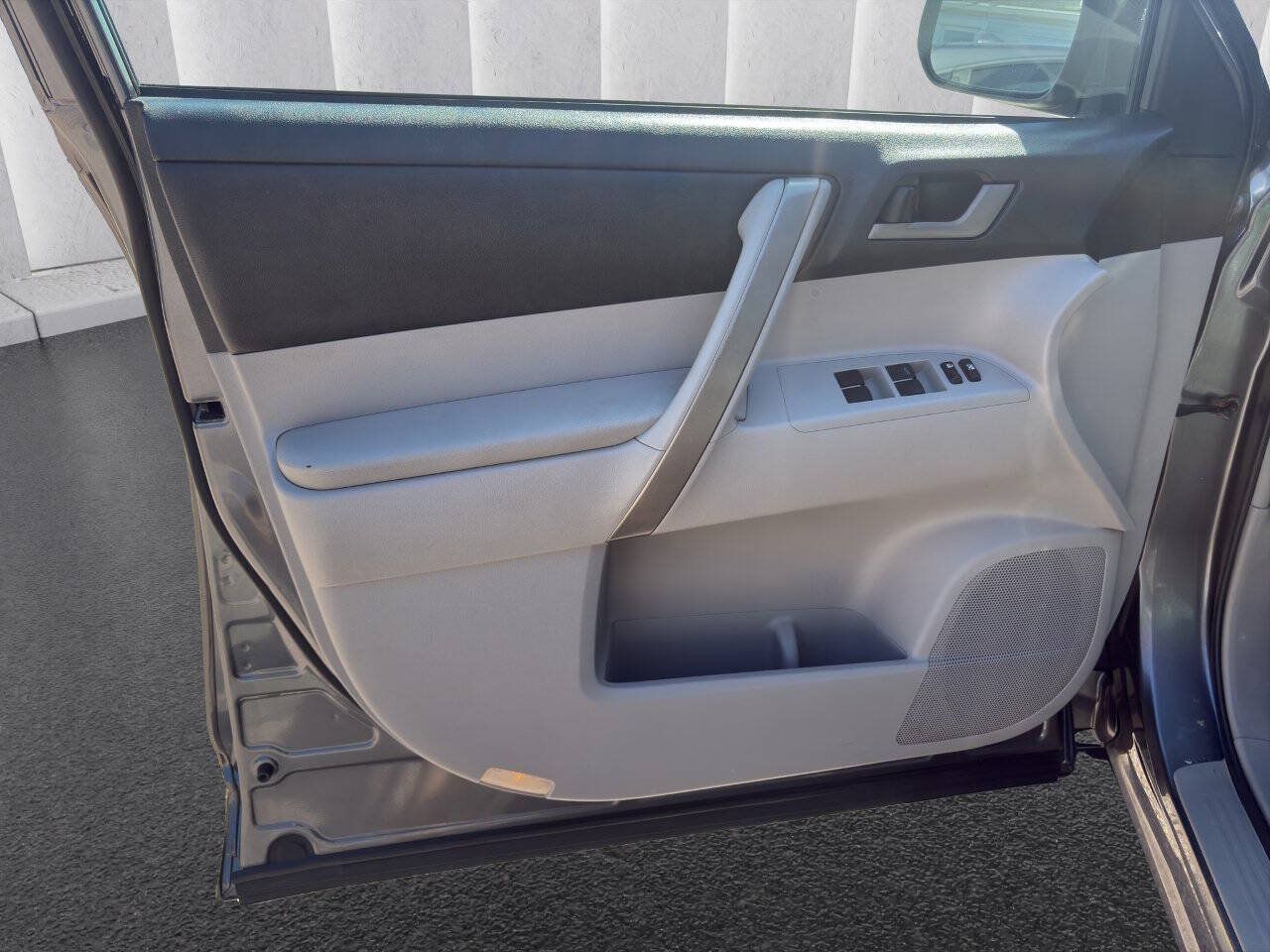Used 2010 Toyota Highlander SE AWD/4WD image 11