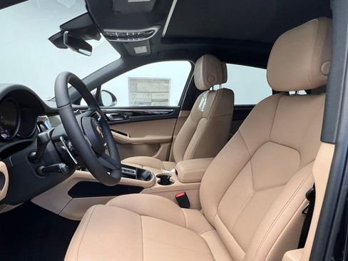 Used 2026 Porsche Macan AWD/4WD image 5