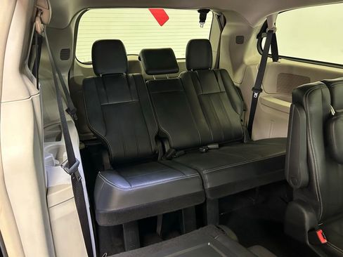 Used 2015 Chrysler Town & Country Touring FWD image 11