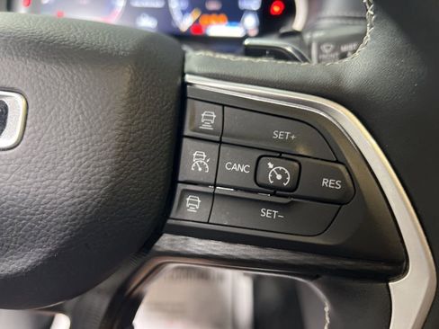 Used 2025 Jeep Grand Cherokee Altitude AWD/4WD image 25