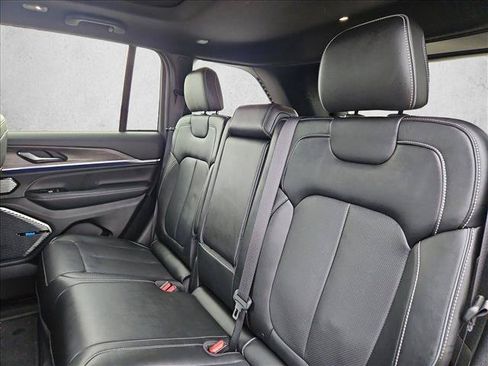 Used 2023 Jeep Grand Cherokee Overland AWD/4WD image 20