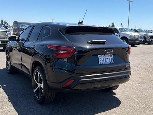 Used 2024 Chevrolet Trax RS w/ Sunroof Package FWD image 5